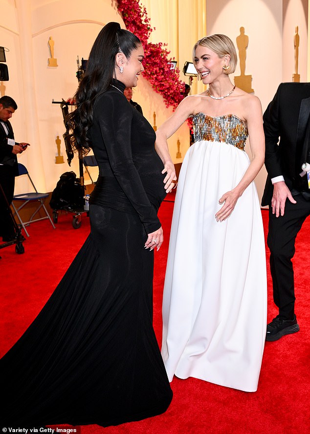 В какой-то момент было замечено, как она сладко положила руку на живот звезды школьного мюзикла.