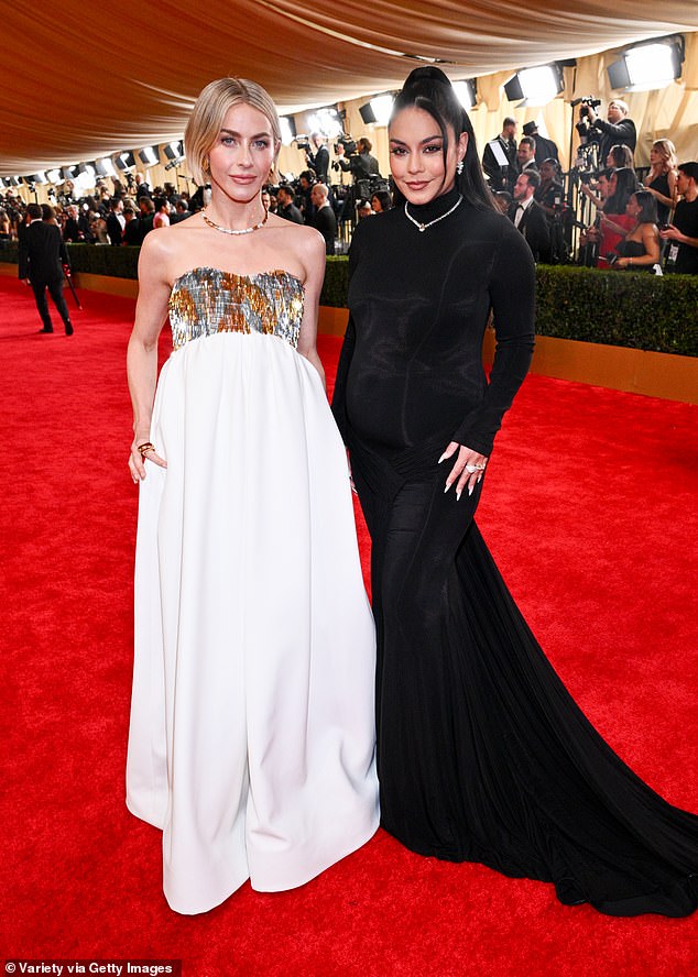 Поклонники пришли в ярость, когда Хадженс впервые публично продемонстрировала свою шишку на красной дорожке Оскара.