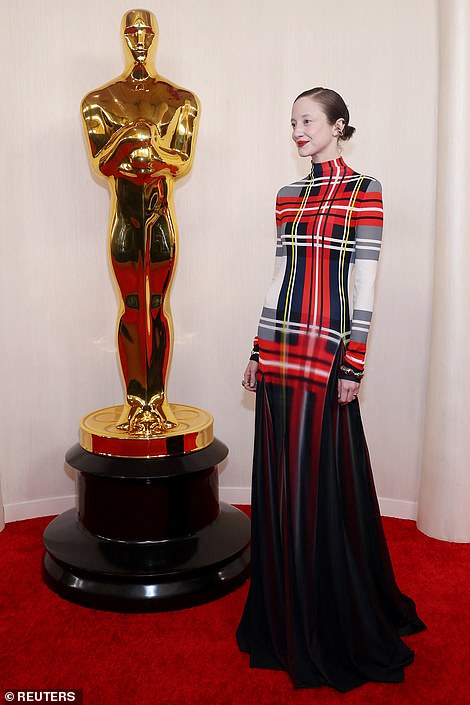 Андреа Райзборо позаботилась о том, чтобы привлечь внимание, когда она прибыла на церемонию вручения Оскара на самую крупную церемонию награждения в Голливуде в воскресенье вечером.