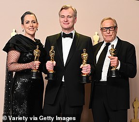 Оппенгеймер стал крупнейшим победителем вечера: семь, включая высшую награду за лучший фильм;  Эмма Томас, Кристофер Нолан и Чарльз Ровен видны