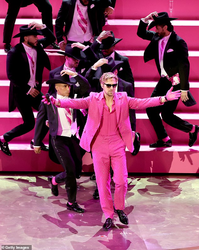 Райан Гослинг дал бурное представление «Я просто Кен», к которому присоединились многие знаменитости, находившиеся в зале.