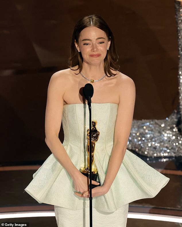 В зале раздались вздохи, когда в воскресенье имя Эммы Стоун было оглашено как лучшая актриса на 96-й церемонии вручения премии Оскар.