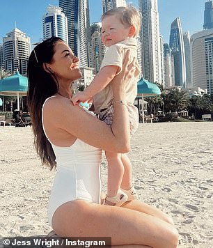 Бывшая звезда TOWIE также позировала со своим 22-месячным сыном Пресли на пляже в том самом месте, где ее сфотографировали, когда она была беременна им во время предыдущего отпуска.