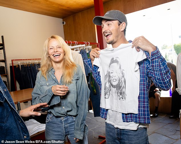 Сын Андерсона Брэндон позировал в футболке с изображением его матери.