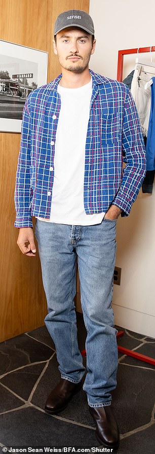 Сыновья Памелы сохранили прохладу, но в то же время непринужденность на вечеринке: 27-летний Брэндон надел яркую синюю пуговицу, белую рубашку, джинсы и кепку, а 26-летний Дилан был одет в серую рубашку, синие брюки и зеленую шапку.