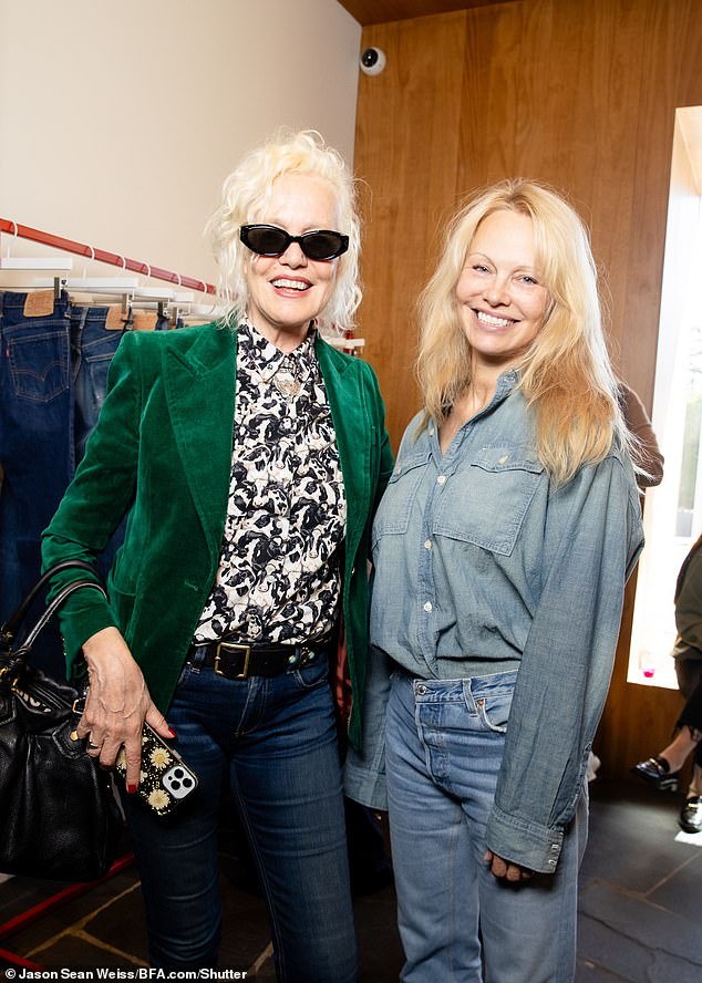 Среди гостей была фотограф Эллен фон Унверт.