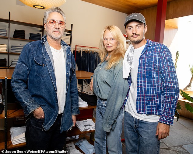 Андерсон обняла ее свежий цвет лица на вечере.