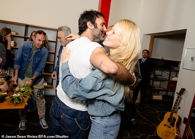 Она обняла соучредителя RE/DONE Джейми Мазура.