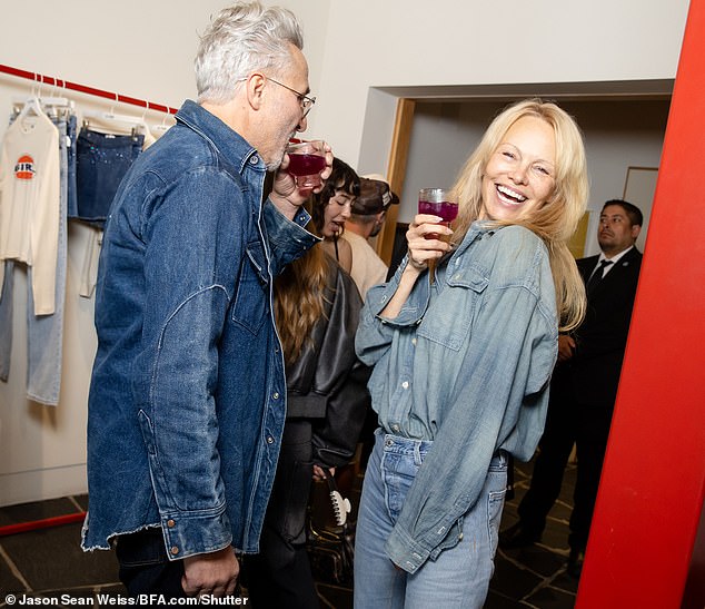 Андерсон ликующе улыбнулась, наслаждаясь розовым напитком.