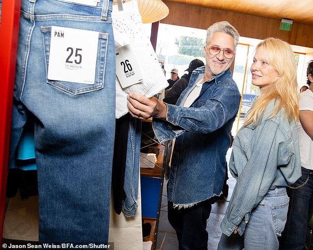 Андерсон вместе с Бэрроном осмотрел различные проекты.