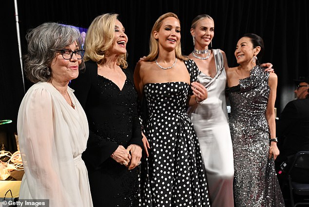 77-летняя Филд присоединилась к Дженнифер Лоуренс, Мишель Йео, Шарлиз Терон и Джессике Лэнг на сцене церемонии вручения премии Оскар в воскресенье, чтобы вручить «Оскар» за лучшую женскую роль.