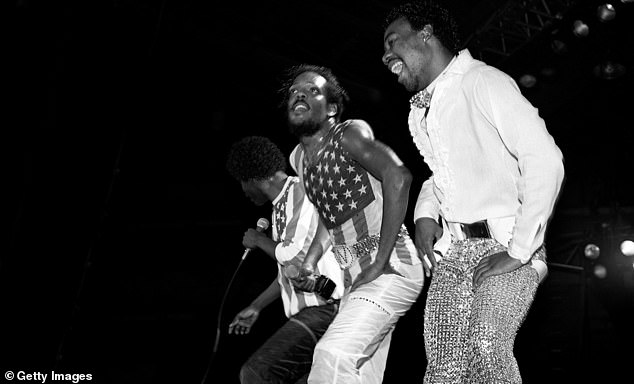 Певцы и музыканты Ронни и Чарли Уилсоны из The Gap Band и Энтони «Бэби Гэп» Уокер выступают в павильоне UIC в Чикаго, штат Иллинойс, январь 1983 года.