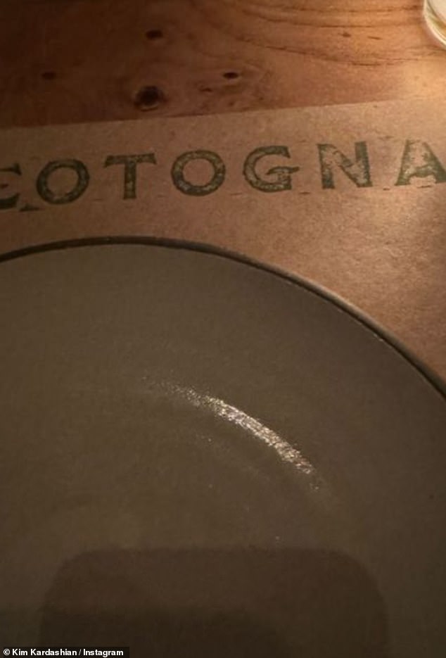 Ким поделилась названием ресторана — Cotogna — в своих историях, а затем опубликовала фотографии и видео сырного хлеба под названием Focaccia di Recco.