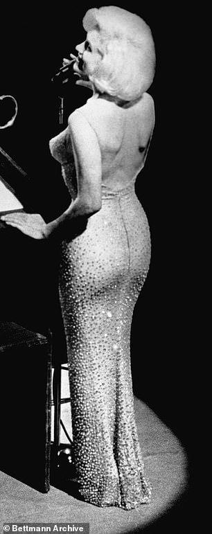 Мэрилин в платье, созданном по эскизу Боба Маки для художника по костюмам Жана-Луи.  На снимке 19 мая 1962 года на сцене поет «С днем ​​рождения, господин президент» на вечеринке по случаю его 45-летия в Нью-Йорке.