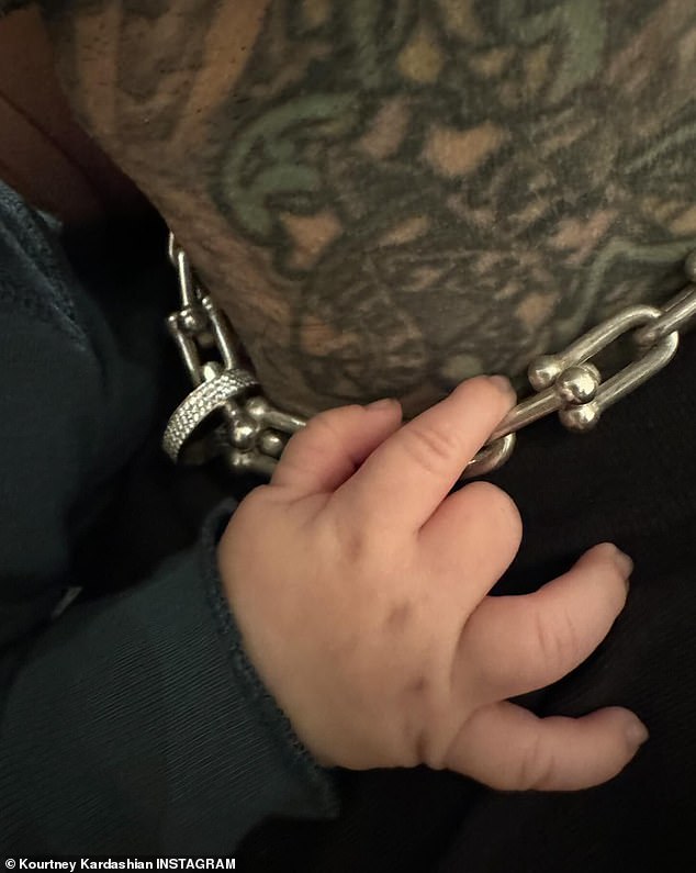 Мать четверых детей также опубликовала драгоценное изображение руки Рокки, держащей цепочку на шее отца.