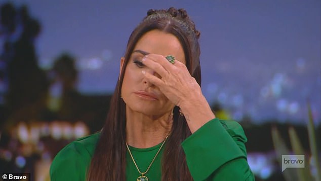 Кайл во время эпизода воссоединения вытерла слезы, обсуждая трещины в ее браке с Маурисио, которые были показаны на шоу «Браво» перед расставанием, о котором они объявили в июле прошлого года после 27 лет брака.