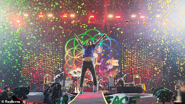 До этого Coldplay выступали в качестве хедлайнеров четыре раза – в 2002, 2005, 2011 и 2016 годах.