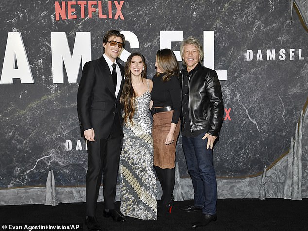 слева направо: сын Джона Джейк Бонджови (слева), Милли Бобби Браун, Доротея Бонджови и Джон на премьере сериала Netflix"Девушка в Парижском театре в марте в Нью-Йорке.