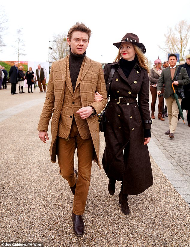 Талула, которая была замужем за Илоном Маском с 2013 по 2016 год, представляла собой воплощение своего шикарного образа, состоящего из шляпы-федоры с перьями и коричневого пальто с поясом.