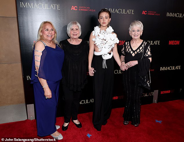 К 26-летней актрисе присоединились две ее бабушки и мать Лиза (на фото слева) на премьере ее триллера «Непорочная» в Лос-Анджелесе в пятницу.