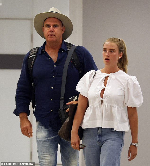 Свой образ он завершил белыми кроссовками и шляпой акубры цвета кости.