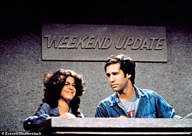 Чейз впервые получил признание как писатель и звезда в первом сезоне SNL в 1975–1076 годах, где его повторяющийся сегмент Weekend Update стал основным продуктом шоу.