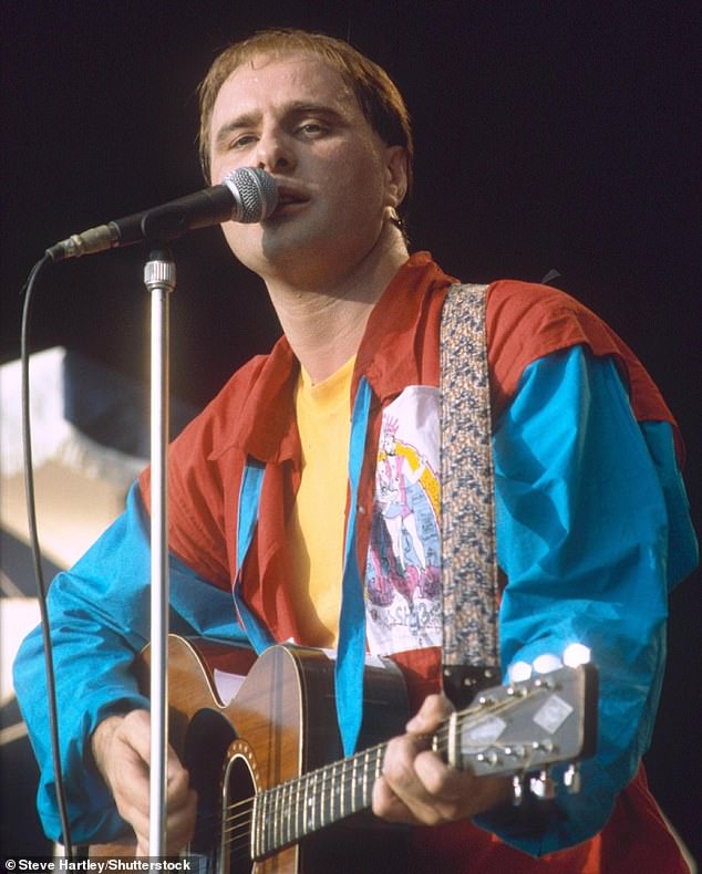 Некоторое время он работал сольным исполнителем, прежде чем группа перегруппировалась в апреле 1990 года после успеха тура Харли в 1989 году.