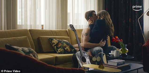 Здесь они целуются как подростки на диване рядом с его гитарой