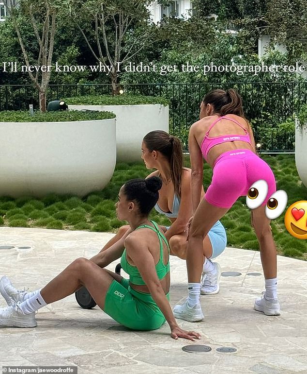 Фитнес-магнат согнулась в очень откровенной розовой спортивной одежде во время фотосессии, когда Джэ сфотографировал ее обнаженную задницу.