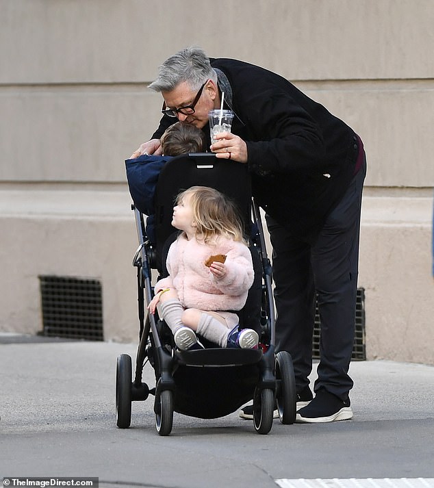 65-летний актер, которому снова предъявлено обвинение в непредумышленном убийстве 42-летней Галины Хатчинс в октябре 2021 года, носил темно-бордовый топ, черный пиджак и брюки, обожая своих детей.