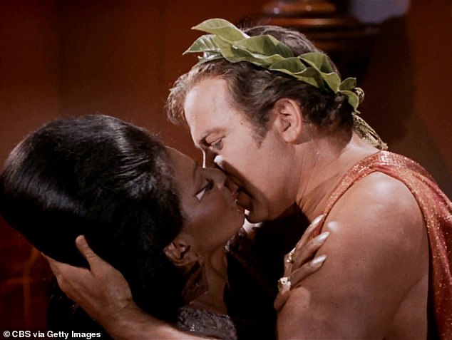 В шоу был показан революционный межрасовый поцелуй между Шетнером и его партнершей по фильму Нишель Николс.