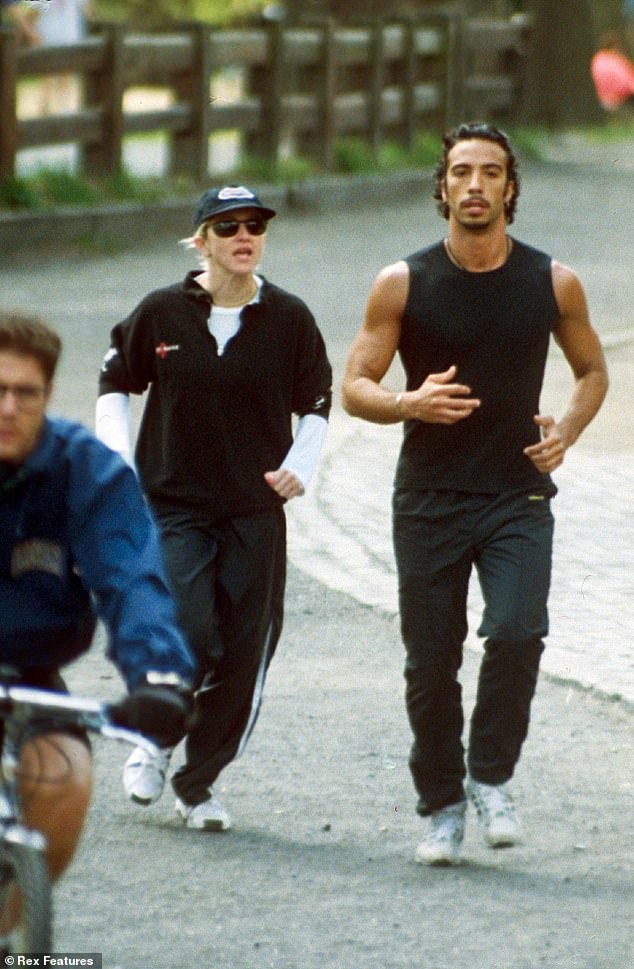 Актер, который сейчас разведен с Бетиной Холте, роковым образом встретил Мадонну после случайной встречи, пробежавшей мимо него в Центральном парке в 1994 году (видно в 1995 году).