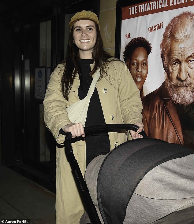 Актриса, которая до 2013 года играла Эми Уайетт в деревенском сериале, после ухода со сцены выглядела сдержанно и носила длинное коричневое пальто поверх черного комбинезона, который она сочетала с бейсболкой.