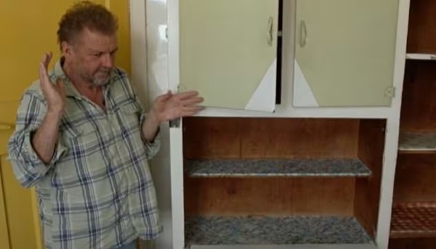 Он подошел к зеленому кухонному гарнитуру, который, как он был потрясен, увидел, что он провалился из-за того, что в нем больше не работали пружины.