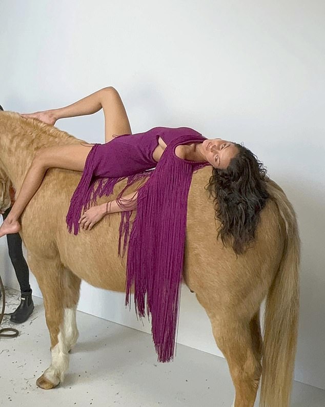 Придержи лошадей, Белла Хадид!  Вчера модель подверглась критике за то, что лежала и стояла на лошади во время своей последней фотосессии для Vogue Italia.