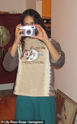 Лили-Роуз поделилась фотографией своей девушки с фотоаппаратом, намекая на то, что она ее сфотографировала.