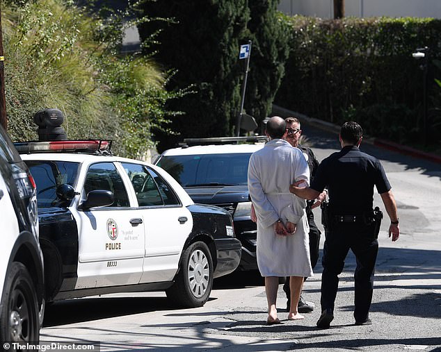 У дома Куинна и Ричардса на Голливудских холмах было замечено несколько полицейских машин.