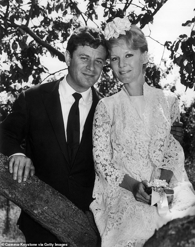 Пара на фото в день свадьбы в июне 1961 года.