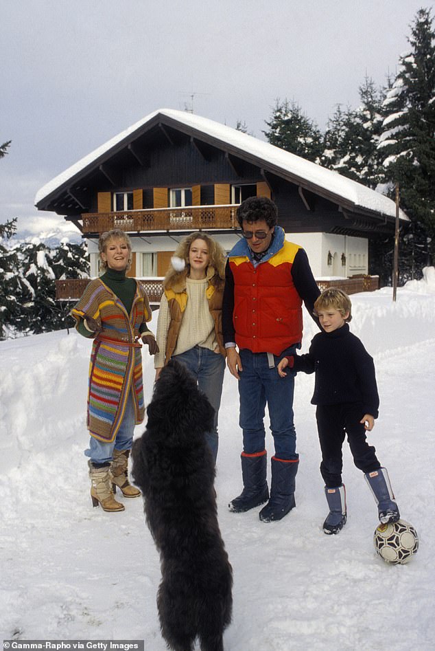 Петула Кларк в горах с мужем Клодом и детьми Барбарой и Патриком в декабре 1976 года.