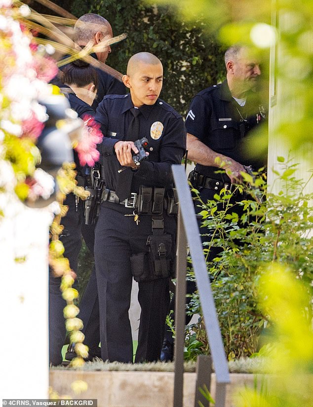 В среду было замечено, как полицейские прочесывали поместье пары с оружием наготове, выполняя то, что представитель полиции Лос-Анджелеса назвал «обыском здания».