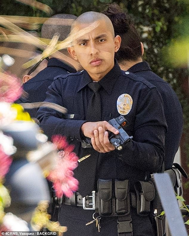 В среду полиция обыскала поместье пары с оружием наготове, выполняя то, что представитель полиции Лос-Анджелеса назвал «обыском здания».
