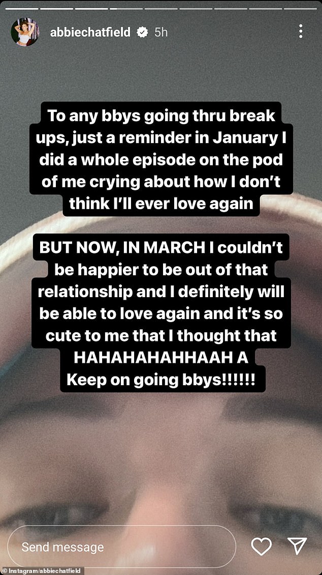 В своих историях в Instagram она написала длинное сообщение, обратившись к своим подписчикам, которые, возможно, сейчас переживают расставание, и сказала им, чтобы у них была надежда.