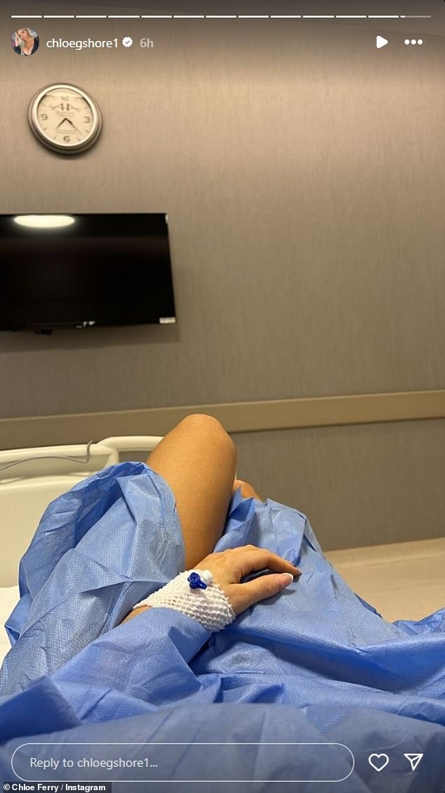Всего через 11 часов после опроса Хлоя поделилась откровенными фотографиями, на которых она ждет на больничной койке операции.
