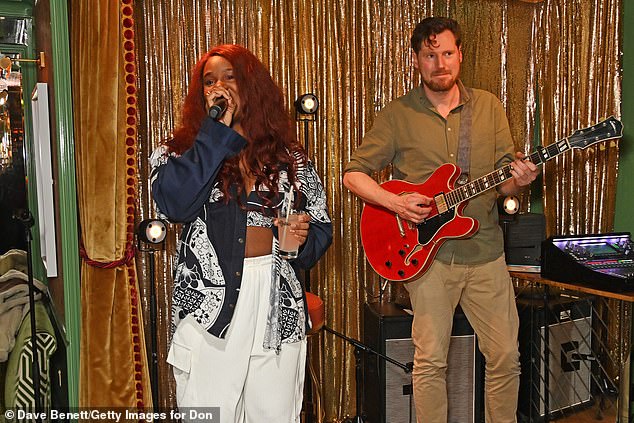 Певица и автор песен NAO также присутствовала на мероприятии и выбрала повседневный образ в белых расклешенных спортивных штанах и укороченном топе с графическим принтом.