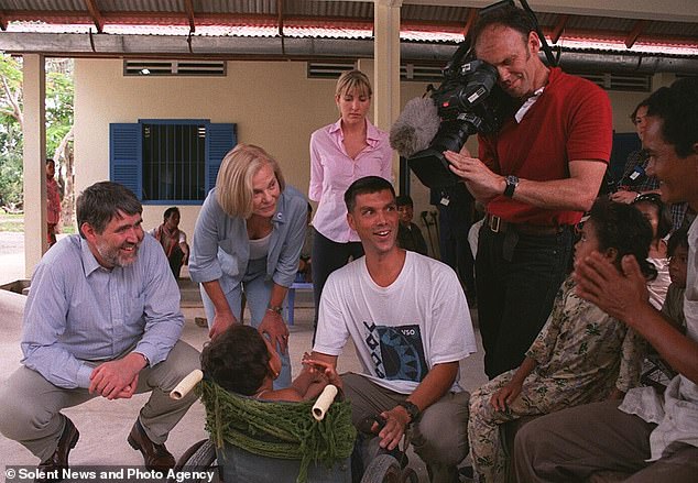 У активистки диагностировали болезнь Лайма после того, как она вернулась из миссии в Камбодже с Кэтрин, герцогиней Кентской в ​​1999 году (на фото в центре сзади во время миссии)