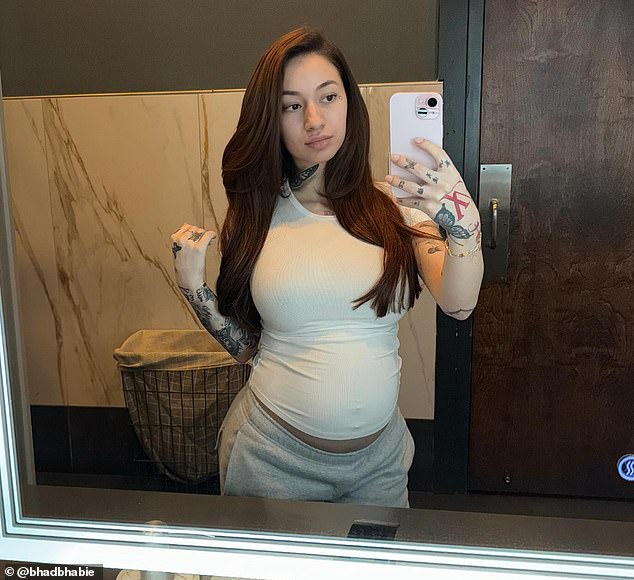 В декабре 2023 года объявила, что ждет первого ребенка, поделившись селфи в зеркале, демонстрируя свою растущую шишку.