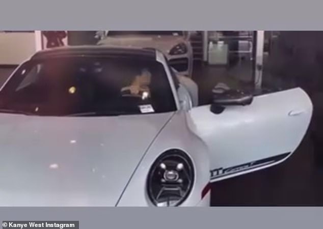 Пара была снята на видео во время посещения автосалона, а Цензори был замечен сидящим в белом Porsche.
