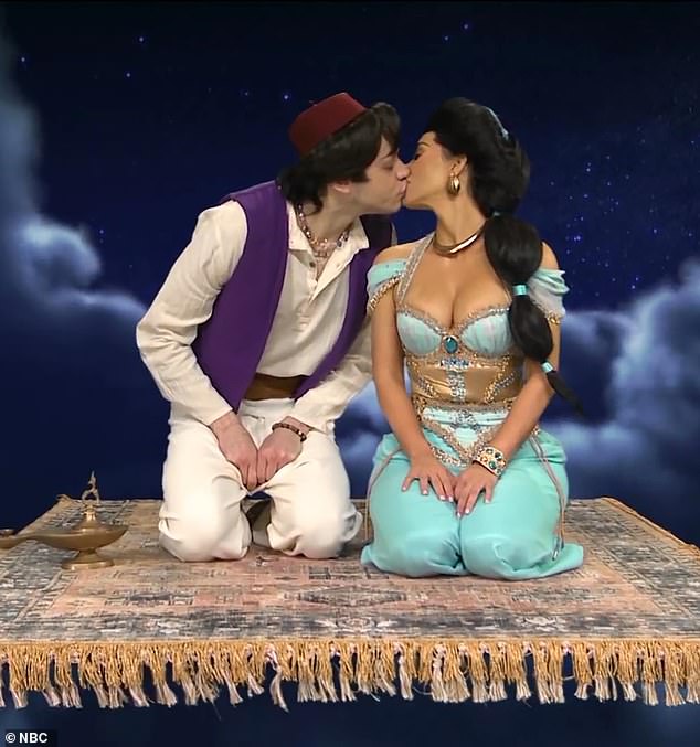 Ким и Пит впервые встретились в октябре 2021 года, через несколько недель после того, как Ким дебютировала в качестве ведущей шоу Saturday Night Live, где теперь уже бывшая пара поцеловалась на экране.