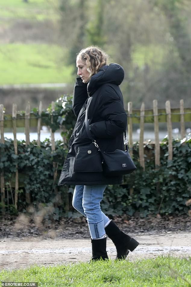 Во время прогулки Сара выглядела типично шикарно в черной стеганой куртке, которую она носила с джинсами и массивными черными ботинками.