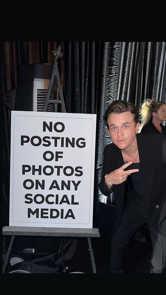 28-летний сын Роба Джон Оуэн Лоу разместил в Instagram снимок большого знака, приветствующего гостей на вечеринке, с надписью: «Никакой публикации фотографий ни в каких социальных сетях».